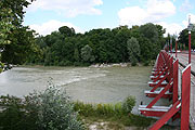 die Isarbrücke führt hinüber zum Tierpark Hellabrunn (Foto: Martin Schmitz)
